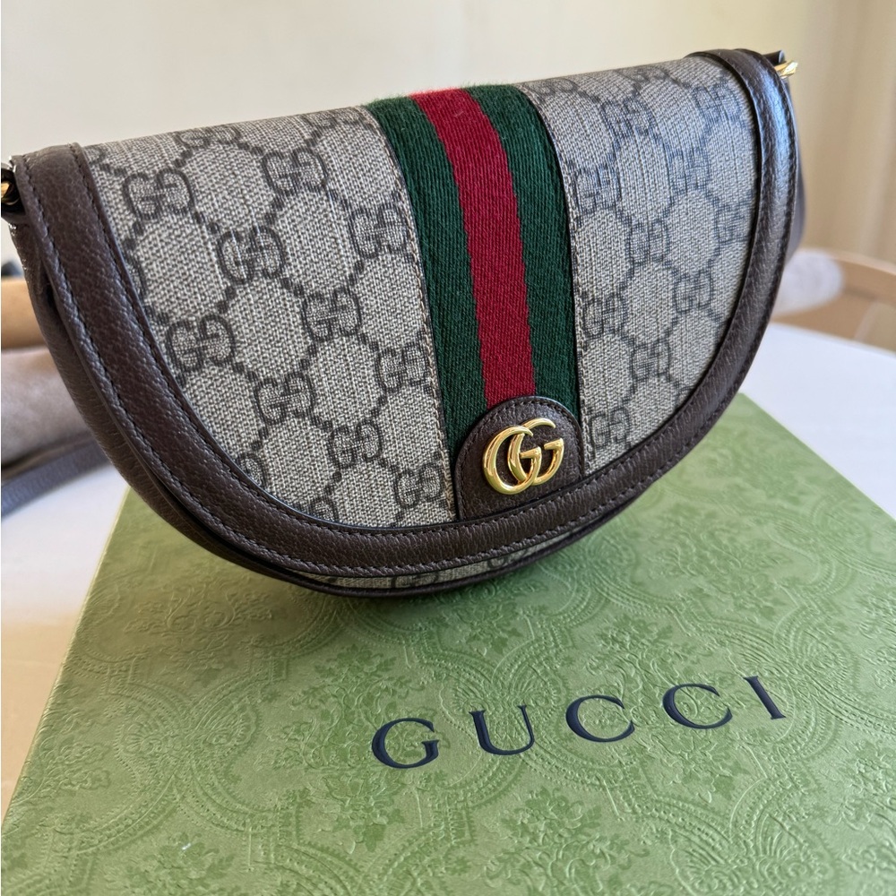 NEW w/ tags, box & dust bag! ❤️ Gucci’s Ophidia GG Supreme Crossbody